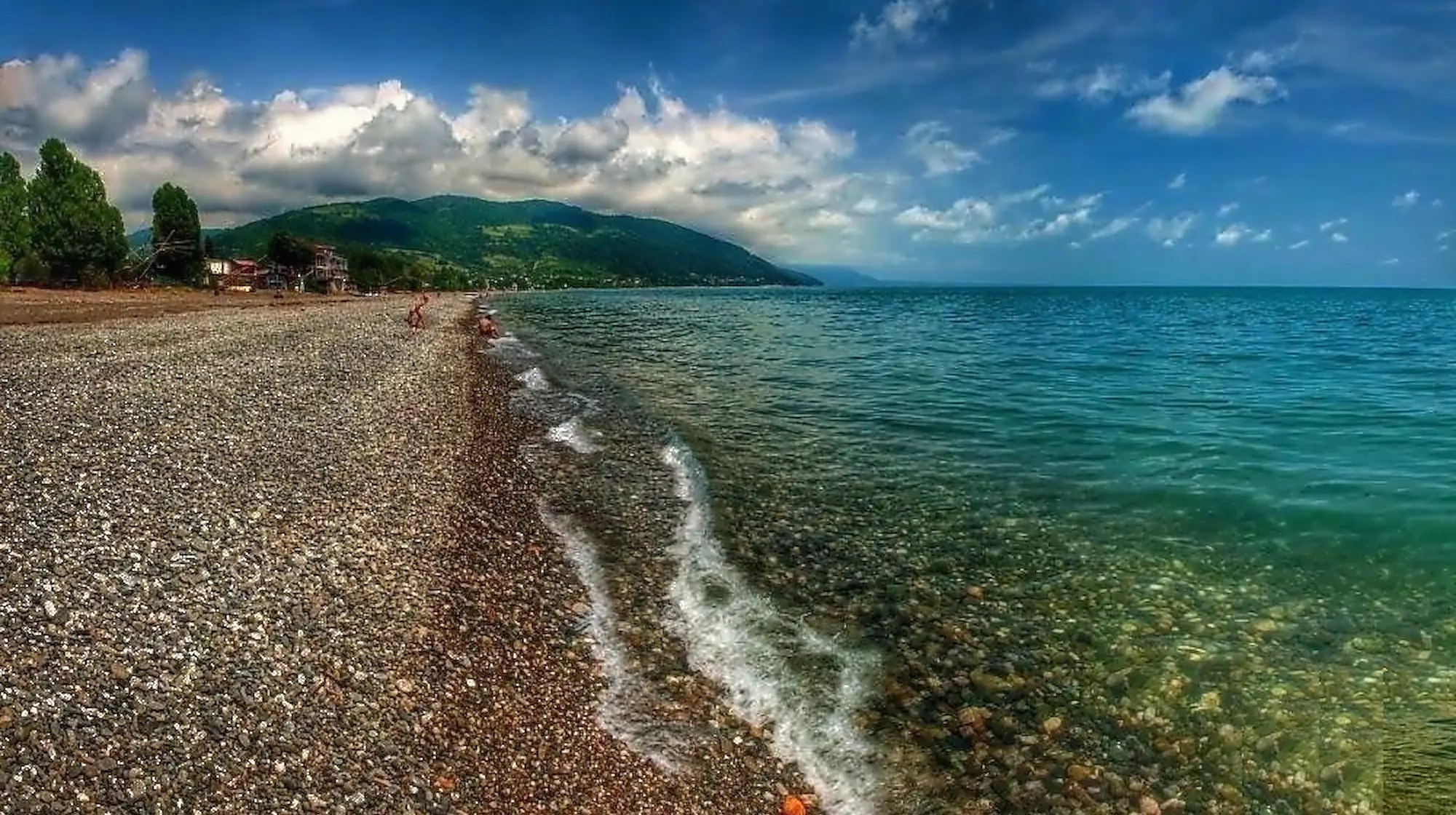 Галечный пляж и прозрачная вода