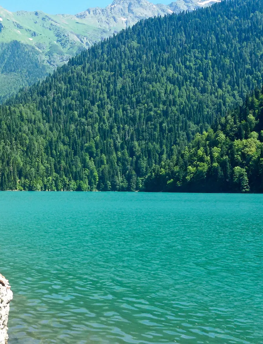Каменистый берег у воды