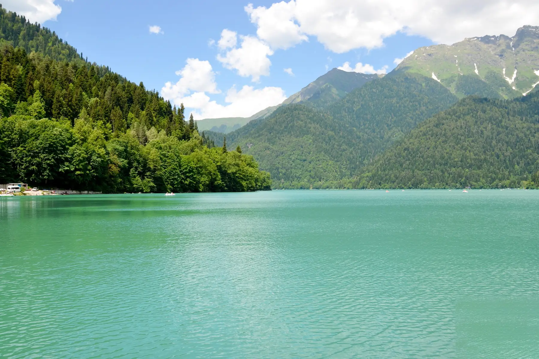 Озеро Рица летом: изумрудно-бирюзовая вода