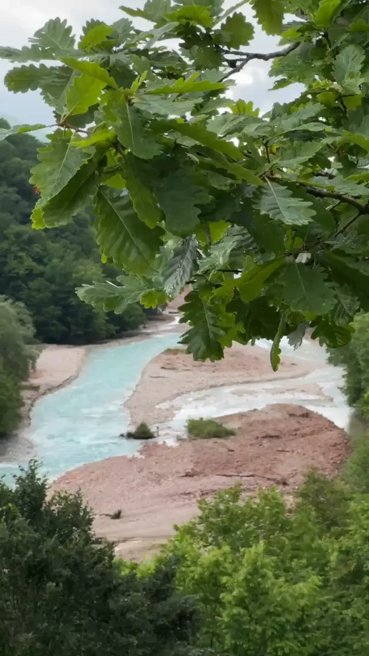 Кадр из видео: бирюзовая река в ущелье