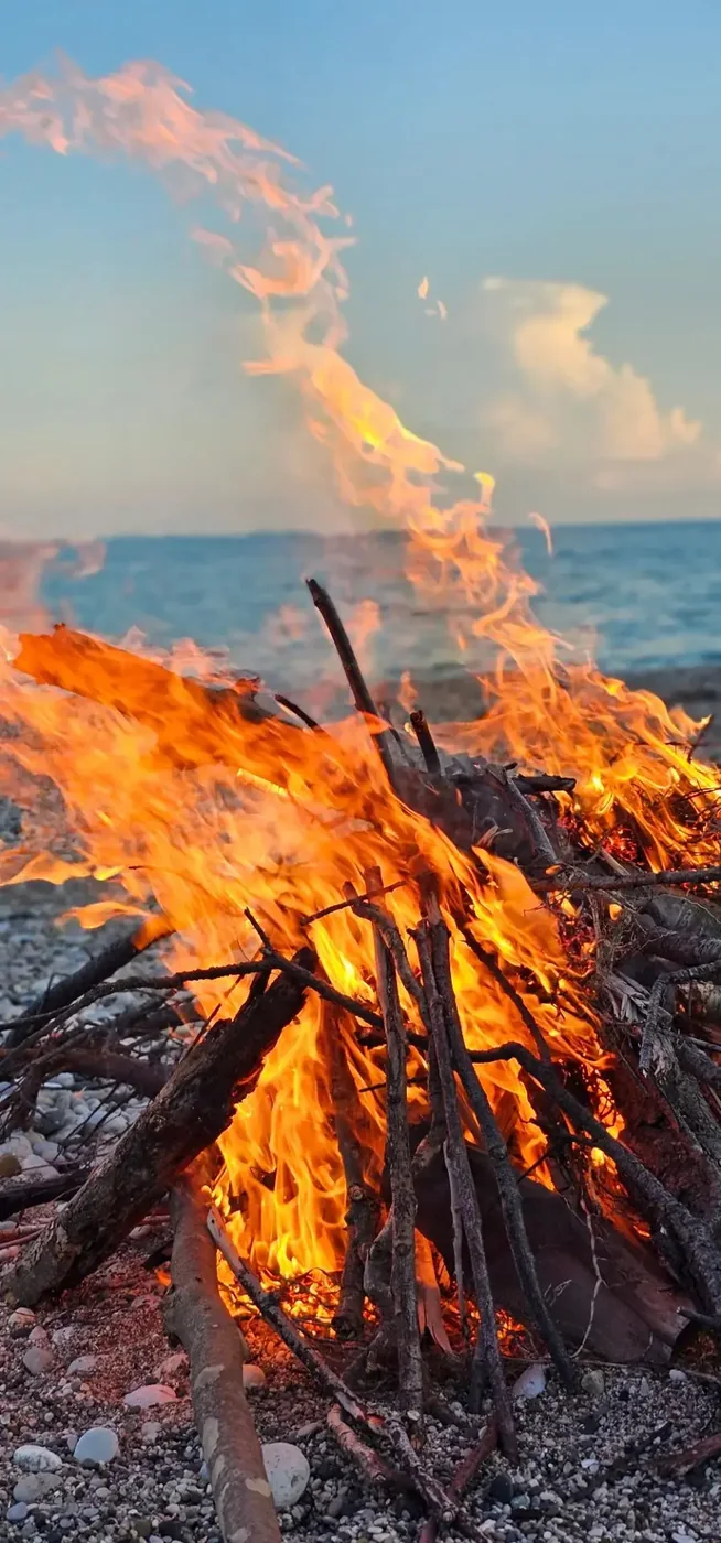 Костёр на берегу моря