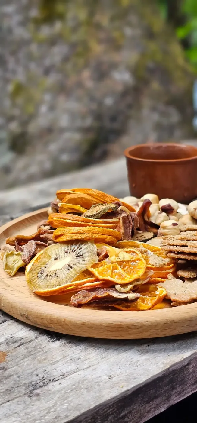 Тарелка с сухофруктами и орехами